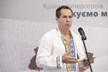 Фото 3 — "Країна супергероїв. Дякуємо медикам": НБУ презентував нову пам’ятну монету
