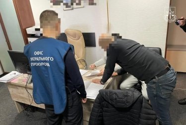 Фото 4 — ДБР затримало п'ятьох учасників схеми з перереєстрації нерухомості Мегабанку на 360 мільйонів (ФОТО)
